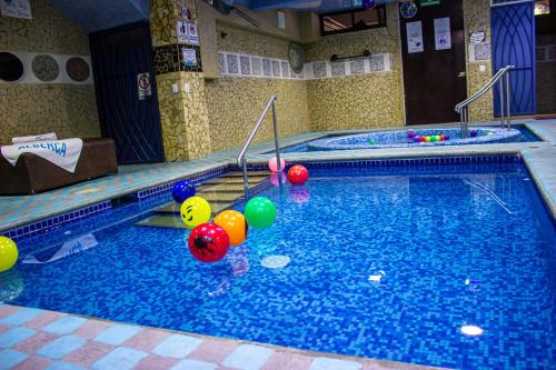 una gran piscina con bolas de colores. en Azul Turquesa, en Cuernavaca