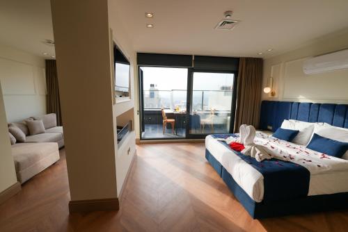 Taksim Bosphorus Hotel في إسطنبول: غرفة نوم مع سرير وغرفة معيشة مع أريكة