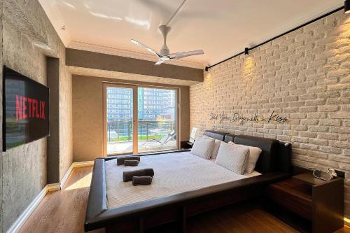 Bett in einem Zimmer mit Ziegelwand in der Unterkunft The Best Experience in Ankara in Ankara