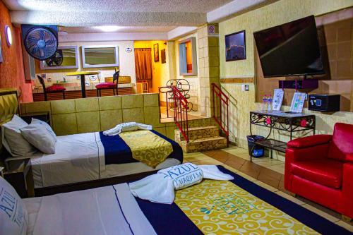庫埃納瓦卡的住宿－Azul Turquesa，一间卧室配有一张床、一张沙发和一台电视。