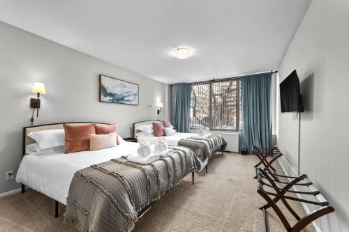 um quarto de hotel com duas camas e uma janela em Peaceful DC Getaway Near Metro em Arlington