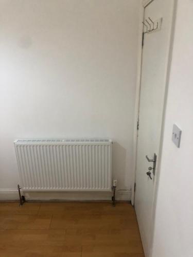 una stanza vuota con una parete bianca e un radiatore di Fast book Homes. Close to Uni a Hull