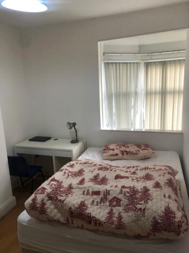 una camera da letto con un letto coperto di Fast book Homes. Close to Uni a Hull