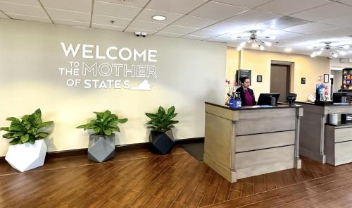 a woman at a welcome to the mother of states office at Hampton Inn & Suites Alexandria Old Town Area South in Alexandria