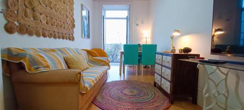 - un salon avec un canapé et une table dans l'établissement Chill and Fun - Matosinhos - ONLY ROOM, à Matosinhos