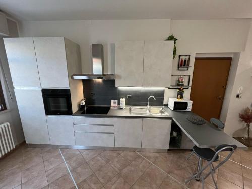 Kuchyň nebo kuchyňský kout v ubytování L'ORCHIDHEA APARTMENT