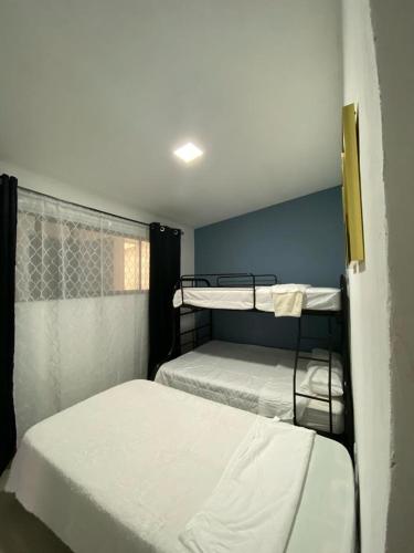 um quarto com 2 beliches e uma janela em Tranquilo, Central y acogedor em San José