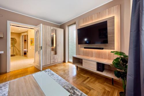 salon z telewizorem z płaskim ekranem na ścianie w obiekcie Apartament Kapelanka CoWork w Krakowie