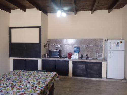 Camera con cucina completa di letto e frigorifero. di Paz y Eva a Salta