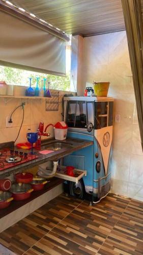 a kitchen with a miniature food truck in a room at Chalés do AVOHAY, lindo chalé com privativa banheira hidromassagem aquecida, apenas 2 minutos da Vila de São Jorge in Sao Jorge