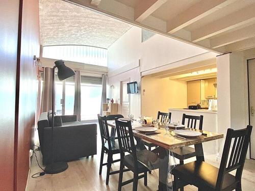 une salle à manger et une cuisine avec une table et des chaises dans l'établissement Le Bon Appart à Saint Cyprien, à Saint-Cyprien