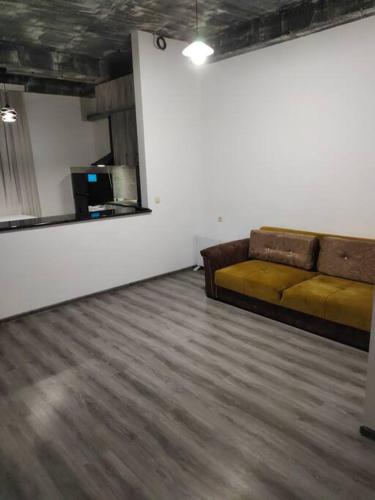 ein Wohnzimmer mit einem Sofa in einem Zimmer in der Unterkunft Comfortable apartment Kutaisi. in Kutaissi