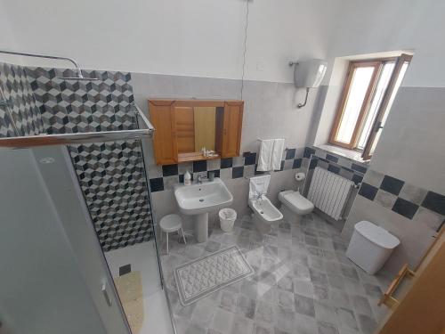 阿马尔菲Casa Orizzonte的带水槽和马桶的浴室