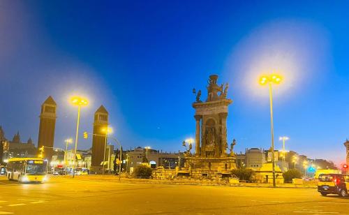 un grande monumento in una città di notte di Room Familiar nube paraiso a Barcellona