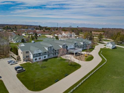 eine Luftansicht eines großen Hauses mit Auffahrt in der Unterkunft Birchwood Lodge in Sister Bay