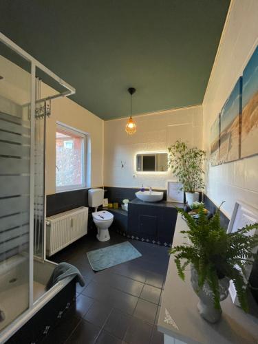 ein Badezimmer mit einer Badewanne, einem WC und einem Waschbecken in der Unterkunft FeWo Jack's World in Luckenwalde