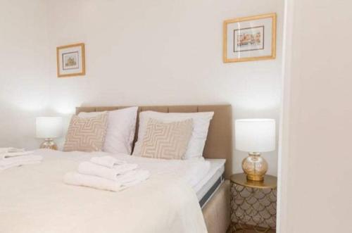 波達艾斯卡的住宿－DIAMOND - Luxusný Apartmán Marco，卧室配有带两盏灯的白色床