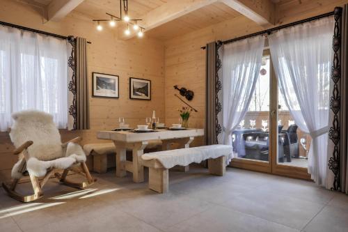 een badkamer met een bureau, een stoel en een raam bij Domek Zakopane Deluxe & Spa na wyłączność in Zakopane