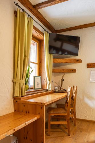 a wooden desk in a room with a window at Biobauernhof Lacken in Strohmarkt