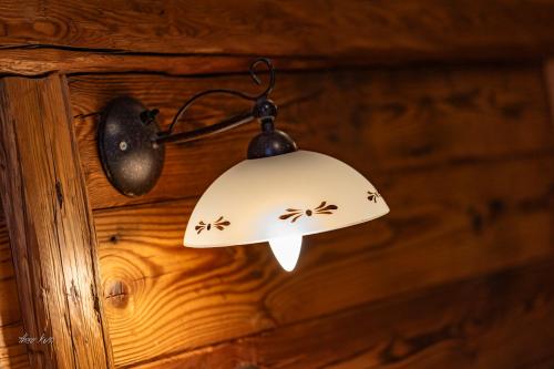 a light hanging on a wooden wall at Biobauernhof Lacken in Strohmarkt