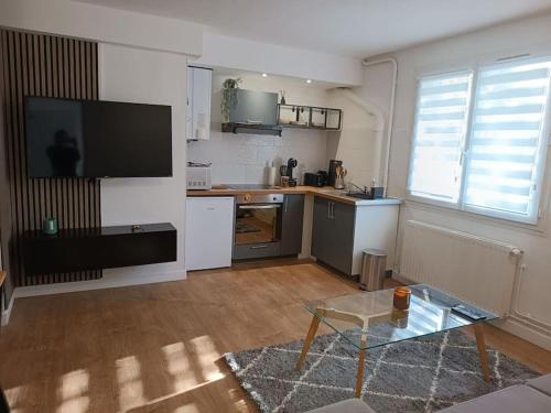 - un salon avec une cuisine et une table dans l'établissement Élégant T2 proche hypercentre, à Toulouse