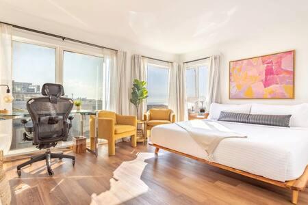 1 dormitorio con 1 cama y escritorio con silla en Spectacular Ocean and Pier View Lux Family Vacation, en Manhattan Beach