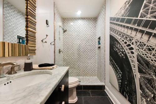 uma casa de banho com um lavatório, um WC e um chuveiro em City View Sanctuary with Hot Tub em Pittsburgh