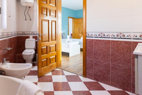 Koupelna v ubytování Villa in St Julian's with Private Pool by ArcoBnb