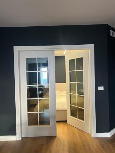 Cama ou camas em um quarto em Port View Apartment 1