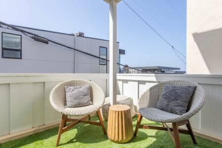 two chairs and a table on a balcony at Downtown Manhattan Beach 3 Bed Townhouse Parking in Manhattan Beach