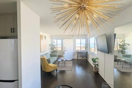 マンハッタン・ビーチにあるOcean View 1 Bedroom Manhattan Beachのリビングルーム(天井から吊るされた大きなシャンデリア付)