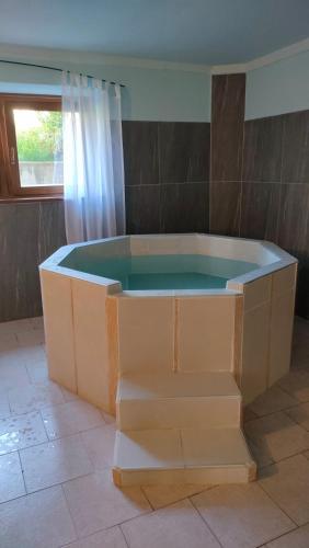 a bath tub in the middle of a room at Villa Cares - Pension mit Tischtennis in Cares