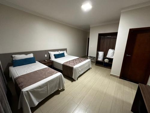 Postel nebo postele na pokoji v ubytování Racini Suites Hotel