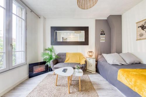 - un salon avec un lit et un canapé dans l'établissement Le Peper - RER B - La place - Paris - Orly, à Arcueil