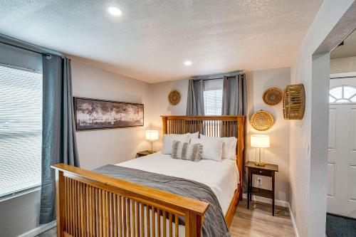 A bed or beds in a room at Welcoming Sacramento Home Less Than 5 Mi to Downtown!