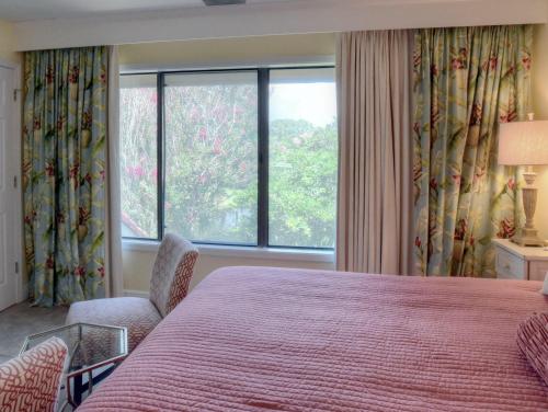 Un dormitorio con una cama grande y una ventana grande. en 5067 Beachwalk, en Destin