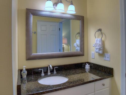 un baño con lavabo y espejo en 5067 Beachwalk, en Destin