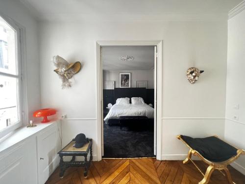 une chambre avec un lit et un grand miroir dans l'établissement Amazing Flat Sénat, à Paris