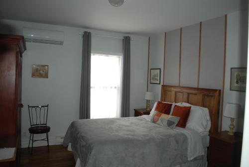 Postel nebo postele na pokoji v ubytování AUBERGE Knowlton
