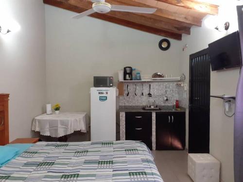 um quarto com uma cama e uma cozinha com uma mesa em Mar Azul em San Lorenzo