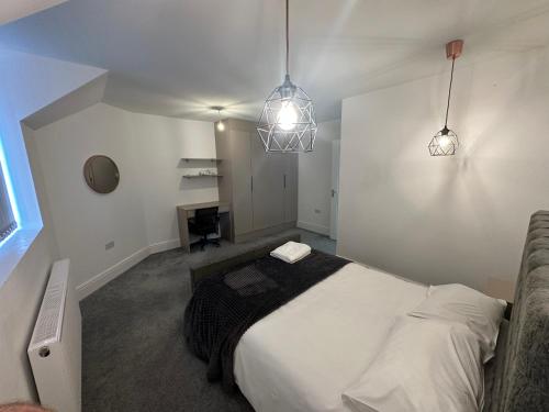 牛津的住宿－Cheerful double bedroom in Oxford，一间卧室配有一张床和两个吊灯