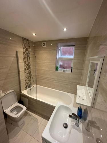 ein Badezimmer mit einem WC, einem Waschbecken und einer Badewanne in der Unterkunft Cheerful double bedroom in Oxford in Oxford