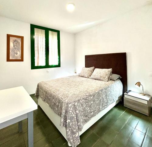 1 dormitorio con cama y ventana en Optimist Playa de Las Américas, en Playa de las Américas