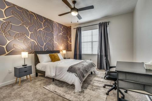 1 dormitorio con cama y escritorio en Austin Exquisite 1BR Apt with pool, en Austin