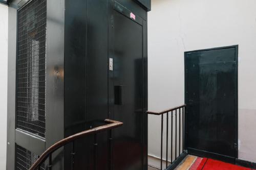 Amazing Mazarine Studio