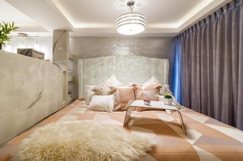 Tempat tidur dalam kamar di Grand Malí. ¡A Pleasure For Your Senses! Jacuzzi