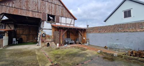 a barn with a horse on the side of it at Atelier d Antoine in Saasenheim