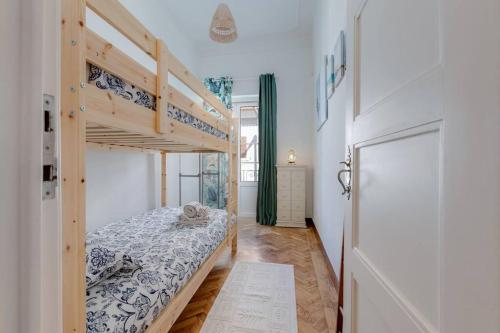 Tempat tidur susun dalam kamar di Casa LOTUS - Requinte e bom gosto para 6 pessoas no coração de Faro