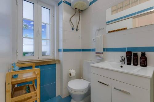 a bathroom with a toilet and a sink at Requinte e bom gosto para 6 pessoas no coração de Faro in Faro