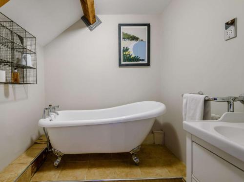 y baño con bañera blanca y lavamanos. en 2 Bed in Bakewell 91038, en Bakewell